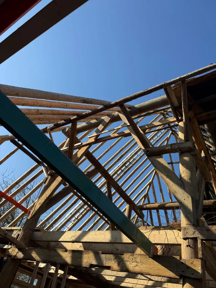 Kapconstructie van binnenuit gezien, met nieuwe en oude houten spanten