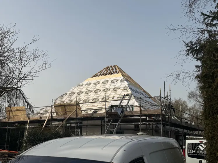 Het dak volledig dichtgelegd met isolatieplaten, klaar voor de pannen